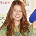 スザンヌ、スラリ美脚＆美肩堂々披露「着こなしが天才」「スタイル抜群」の声 画像