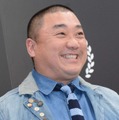 極楽とんぼ・山本圭壱の娘に「パパそっくり」の声 つかまり立ちショットに反響 画像