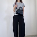 脚のラインを拾わない「カーブパンツ」でスタイルアップ。品よくルーズな大人の着こなし方【40代の毎日コーデ】 画像