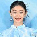 山田優、夏コーデで美脚スラリ「さすがの着こなし」「スタイル良すぎ」の声 画像