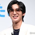 マネージャーを思い浮かべて“通勤用”サングラスをセレクトした目黒蓮（C）モデルプレス