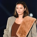 木下優樹菜、美谷間チラリのベアトップ姿「さすがのスタイル」「セクシー」の声 画像