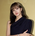 BLACKPINKリサ、肌見せコーデで日本満喫「新宿にとけ込んでる」「変装なしですごい」と驚きの声 画像