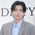 白洲迅、オフ感あふれる寝癖の笑顔SHOTに「これは可愛い」「そんな姿が大好き」の声