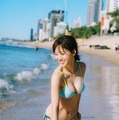 日向坂46富田鈴花、水着カット解禁 ビーチで爽やか笑顔【鈴花サーキット】 画像