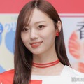 乃木坂46梅澤美波、美スタイル際立つノースリーブワンピ姿 新曲オフショットに「振り向き美人」「優勝」の声 画像