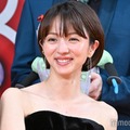 満島ひかり、美脚スラリの個性派衣装姿「さすがの着こなし」「憧れのスタイル」の声 画像