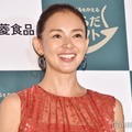SHIHO、娘・サランとプール＆海満喫「親子で骨格優勝してる」「ビキニで手脚の長さが際立つ」の声 画像