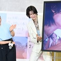 退場際に自分をアピールするラウール（右）、ラウールに乗っかり一緒にアピールする木村文乃（左）（C）モデルプレス