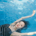 本田真凜、色白美ボディが眩しいプールSHOTにうっとり…撮影スタッフも感嘆の“表現力”で魅せる 画像