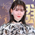 小嶋陽菜、ショーパンから美脚スラリ ディズニーコーデに「可愛すぎる」「スタイル抜群」と反響 画像