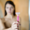 子どものムダ毛処理、何歳からやっていい？もし、プールの授業前日にケアしてたら止めさせて！【専門医に聞きました】