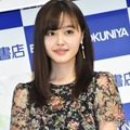 久住小春、胸元ざっくりキャミ姿で33歳誕生日報告「ずっと綺麗」「スタイル抜群」の声 画像