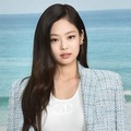 BLACKPINKジェニー、胸元空き＆美ウエスト披露のコーデ公開「スタイル良すぎ」「引き締まっててかっこいい」と反響 画像