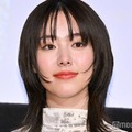 唐田えりか、膝上ミニ丈で美脚披露 韓国街中ショットに反響続々 画像