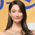 菜々緒、ショーパンでしゃがむユーモア溢れる写真話題「美脚」「どんな姿も様になる」 画像