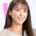 岡副麻希、日焼け肌際立つタンクトップ姿 娘とのショットに「2人とも可愛い」の声 画像