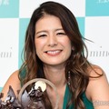 スザンヌ、水着姿でプール満喫「綺麗」「お腹引き締まってる」 画像