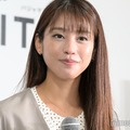 岡副麻希、美背中ざっくり水着姿 娘とのプール満喫ショットに反響「スタイル良すぎ」「健康的」 画像