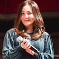 華原朋美、息子との密着プラベショット公開 肌見せコーデで室内遊び満喫 画像