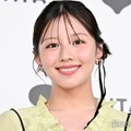渡邉美穂、美脚全開の川遊びコーデ披露「夏っぽくて素敵」「オフも可愛い」 画像