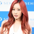 aespaジゼル、ミニワンピ×カラータイツで美脚透け「女神」「脚長すぎる」と反響 画像