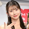 モー娘。牧野真莉愛、膝上ミニスカで美脚披露 イチロー氏の米殿堂入り号外のため朝7時から列並ぶ 画像