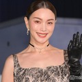蛯原友里、堂々美脚輝くショットに「神々しすぎる」「美しい」と熱視線 画像
