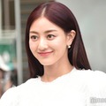 TWICEジヒョ、スリットからヘルシー美脚披露「大人っぽくて魅力的」「ビジュ天才」の声 画像