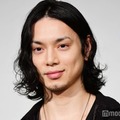 水嶋ヒロ、娘2人との3ショット公開 約1年ぶりインスタ更新で父の一面覗かせる 画像