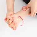 脚が痩せない人の共通点「カチコチの足首」をやわらかく。ゾウ足がほっそり美脚になる１分足首まわし【鬼軍曹ゆか様ダイエット】 画像