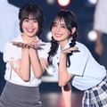 「今日好き」瀬川陽菜乃＆小國舞羽、投げキッス＆頬密着ポーズ披露で息ぴったり【関コレ2025A/W】 画像