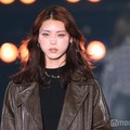 井手上漠、美脚のぞくスリットスカートでクールな魅力放つ【関コレ2025A/W】 画像