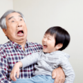 ステテコを履く70歳の祖父　孫「その服どうしたの？」次の瞬間…→孫から”予想外のプレゼント”に「大笑い」「可愛らしい」 画像
