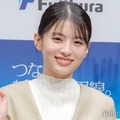出口夏希、美デコルテ輝くキャミ姿でNY満喫「芸術作品のよう」「赤似合いすぎ」と絶賛相次ぐ 画像