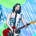のん、ヘルシー肌見せ衣装のライブステージSHOTに反響「ギターを持つ腕の細いこと！」「カッコいい」 画像