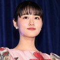 原菜乃華、肌見せノースリーブ姿披露 夏満喫ショットに「映画のワンシーンみたい」「スタイル抜群」と反響 画像