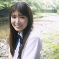 乃木坂46小川彩、夏の川辺をバックに自然体な笑顔がキラリ！透明感あふれる制服SHOT公開 画像