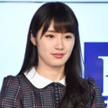 高山一実、ほっそりお腹を披露したシャツコーデに「爽やか」「超絶カワイイ！」の声 画像