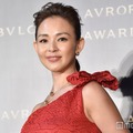 SHIHO、親子で圧巻美脚披露 ショーパン姿の写真に「脚長い」「スタイル抜群」の声 画像