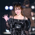 YouTuberになに、赤ノースリーブドレス姿で美肌全開「色っぽい」「腕細くて綺麗」 画像