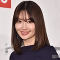 小嶋陽菜、ボーダーショーパンで色白美脚際立つ「マリンルック可愛い」「スタイル抜群」の声 画像