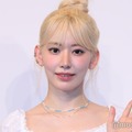 LE SSERAFIMサクラ、ミニTからほっそりウエストチラリNY街中ショットに「全てが理想」「可愛すぎる」と反響 画像