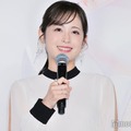 久慈暁子、ノースリーブ姿で母とロンドン満喫「可愛すぎる」「親孝行ですね」の声 画像