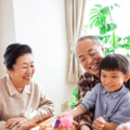 朝食を食べる70代の祖父母と孫　次の瞬間⇒祖父の”古い言葉”に「微笑ましい」「祖母も加わった」