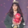 日向坂46小坂菜緒、深緑プレッピーコーデで秋先取り【TGC2025A/W】 画像