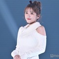 矢吹奈子、純白ワンピで美肩チラリ 可愛さ全開コーデ【TGC2025A/W】 画像