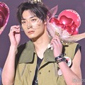 超特急アロハ、リムレスメガネで色気放出 不意打ち笑顔に歓声上がる【TGC2025A/W】 画像