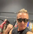 長渕剛、孫と戯れる顔出し家族写真に反響「世界一ロックなグランパ」「最高のFamily」長男WATARUが公開 画像
