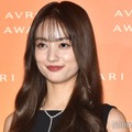 谷まりあ、膝上ミニで美脚輝く「ガーリーで似合う」「さすがの着こなし」と絶賛の声 画像
